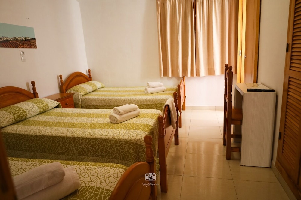 Habitación triple con baño privado. photo 2