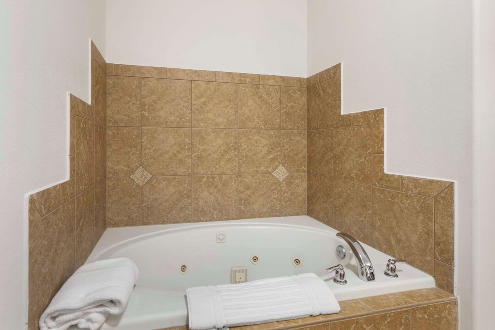 Suite, Multiple Beds, Non Smoking (Efficiency, Upgrade) - Photo 7