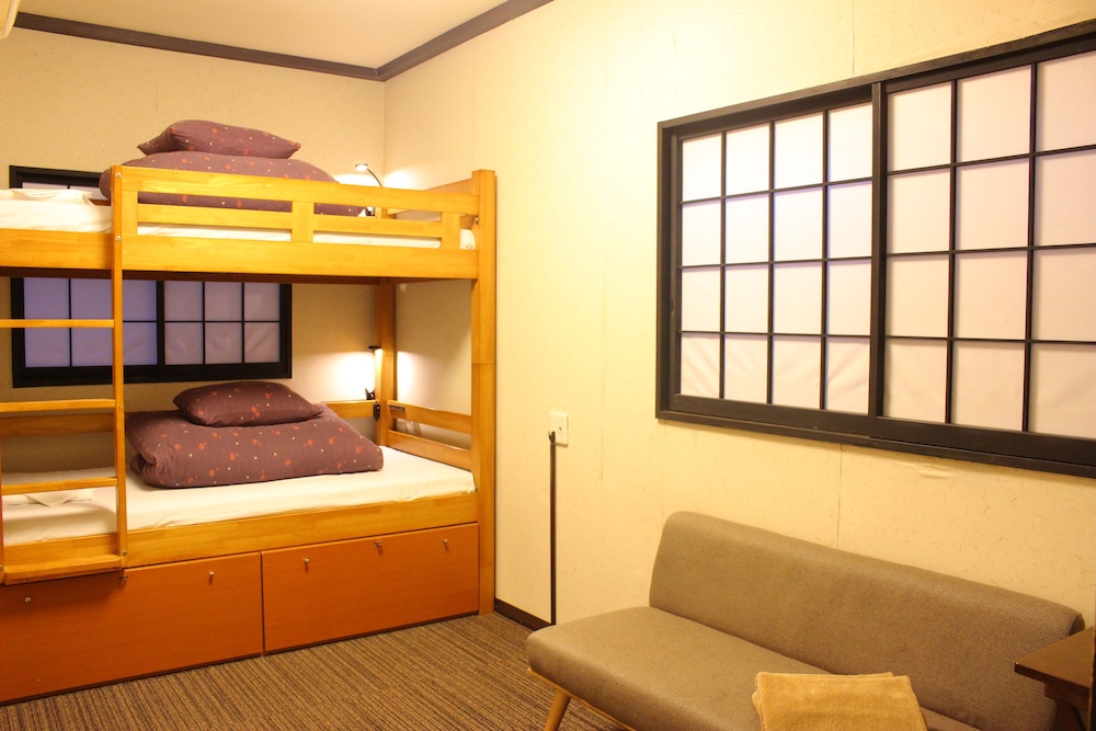 Triple Room, Ensuite (1 bunk bed and 1 mattress) photo 1