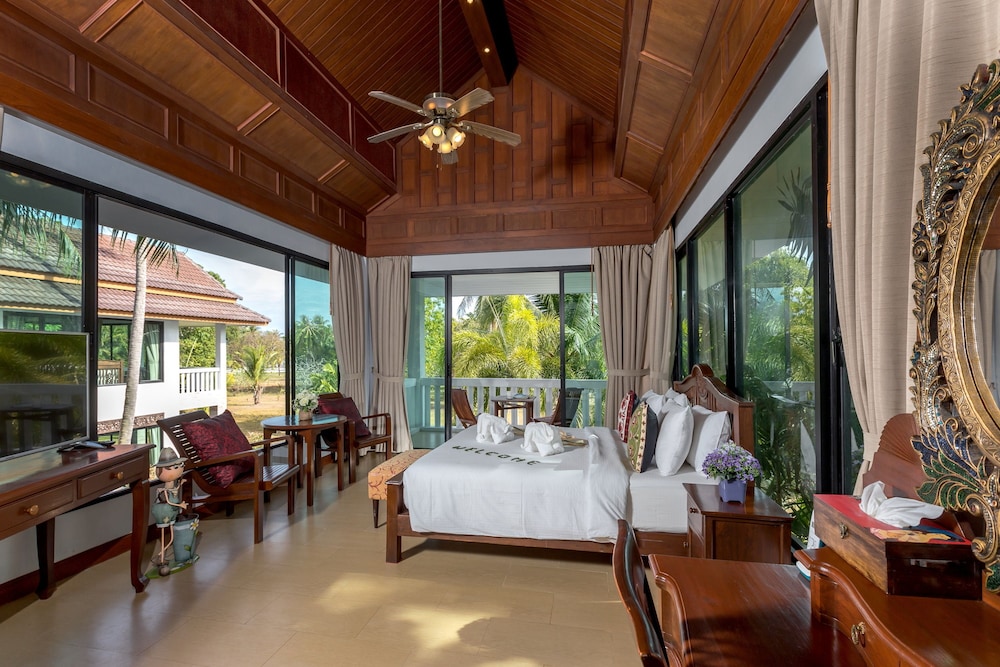Poolside Villa - Photo 9
