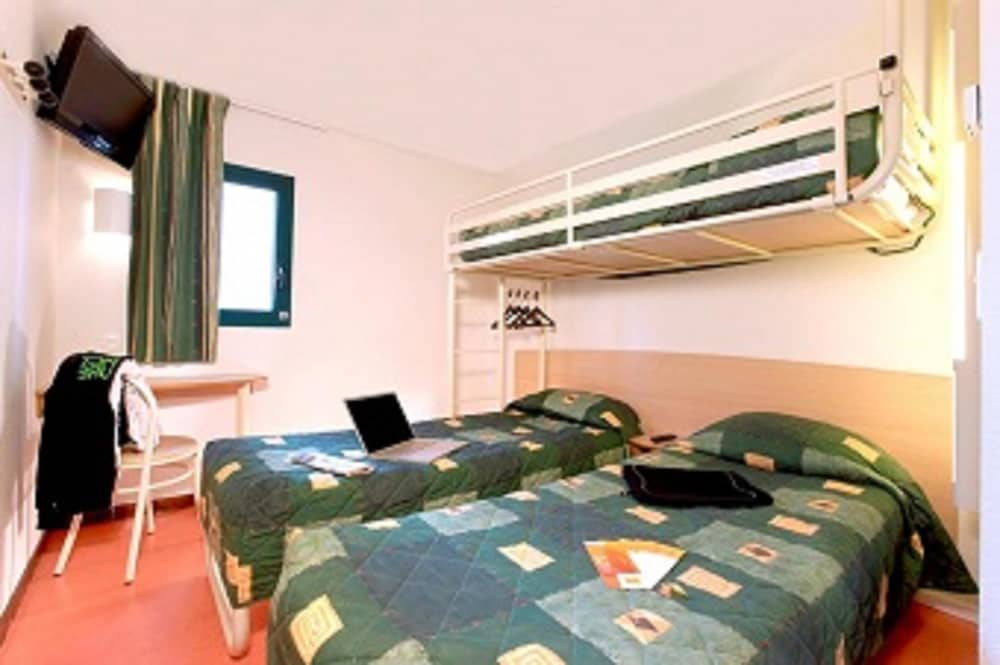 Standard Room, Multiple Beds (1 Double and 1 Single bed) - Photo 2