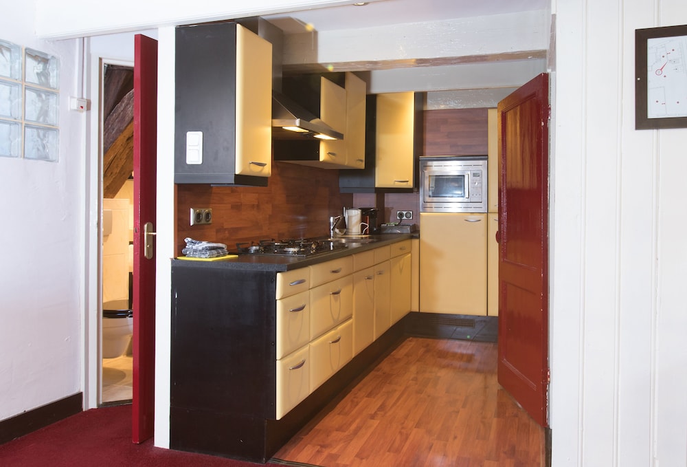City Apartment, 2 Bedrooms photo 3