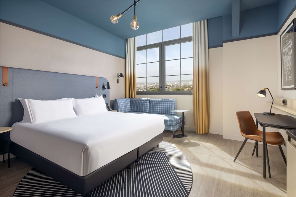 Deluxe Room, 1 King Bed, City View