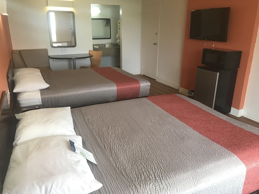 Deluxe Room, 1 King Bed, Non Smoking, Refrigerator & Microwave - Photo 3