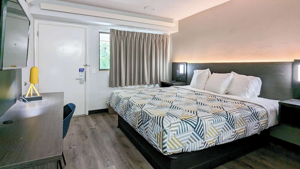 Standard Room, 1 King Bed, Non Smoking - Photo 2