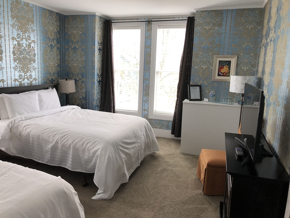 Suite, 2 Queen Beds, Ensuite photo 1