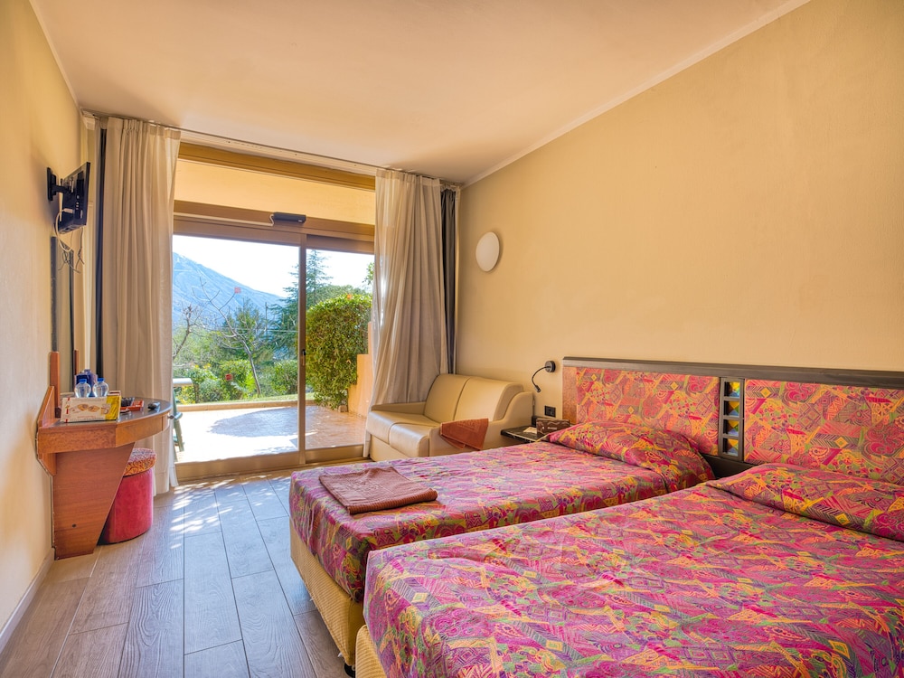 Standard Double or Twin Room - Photo 8