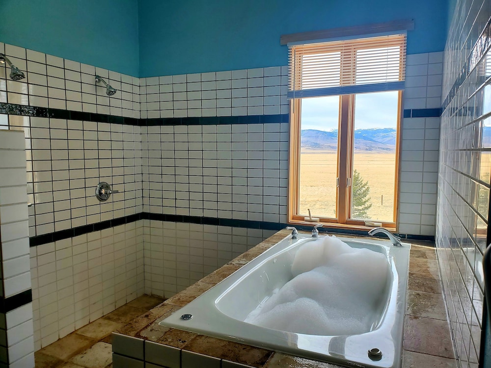 Grand Studio Suite, Multiple Beds, Kitchen, Mountain View