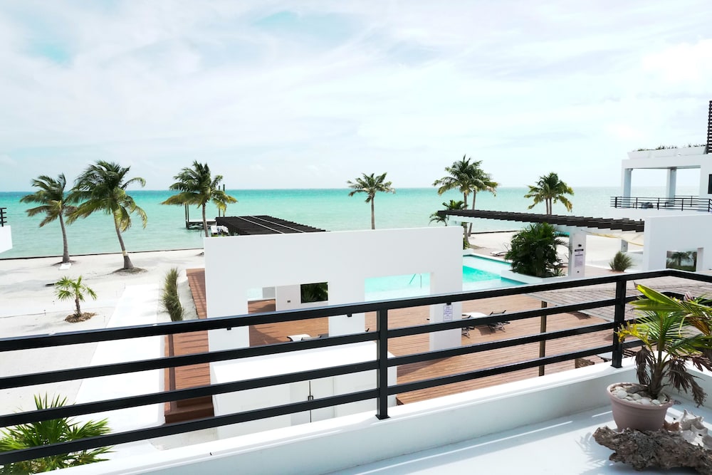 Deluxe Condo, Pool Access, Sea View (Residence) photo 2