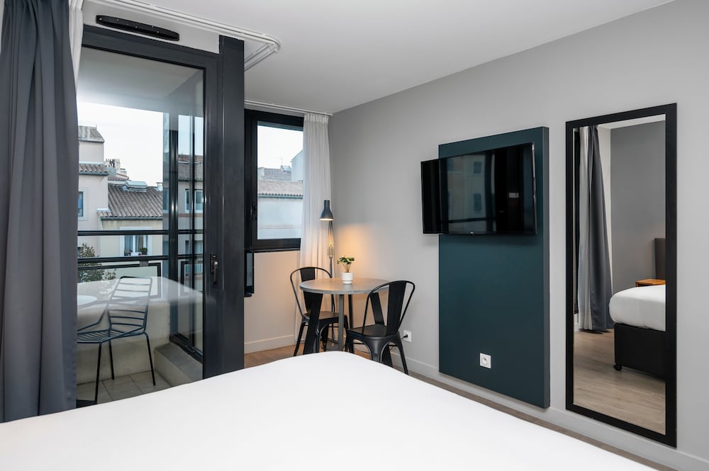 Studio Apartment with Balcony photo 2