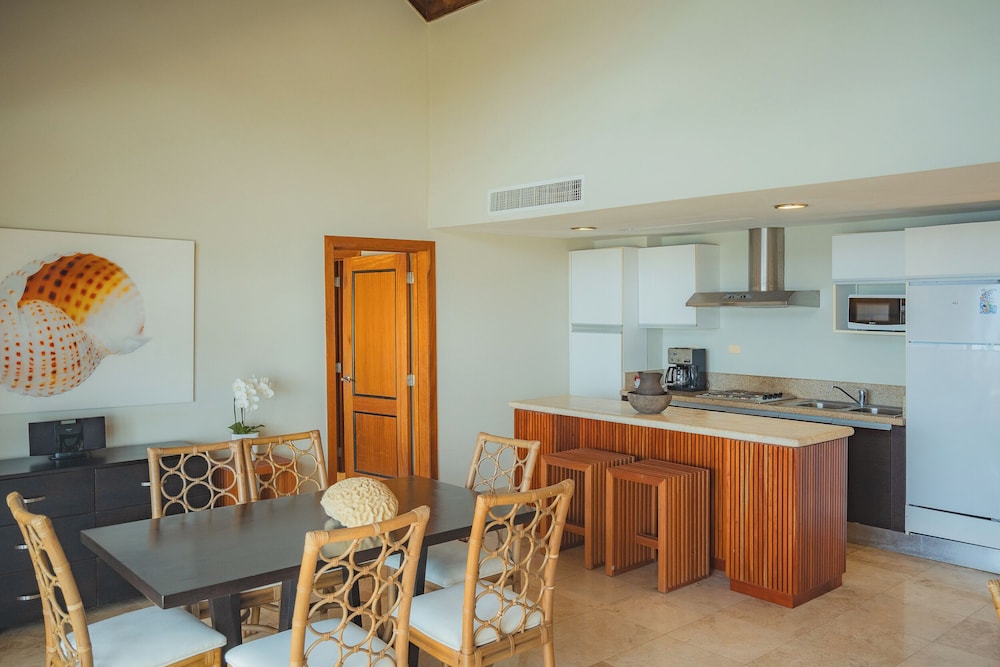 Family Room, 2 Bedrooms