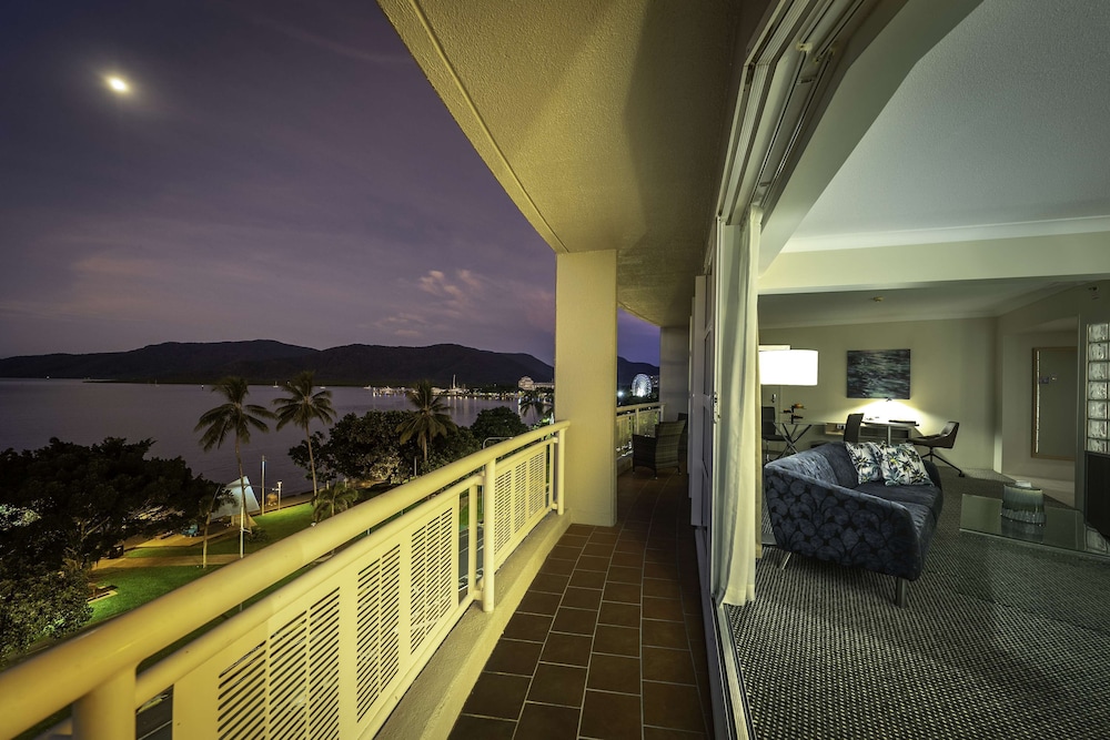 King One Bedroom Suite thumbnail 5