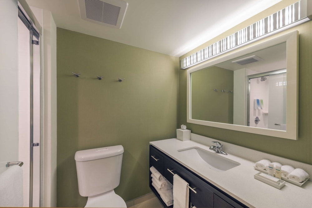 Studio, 1 Queen Bed, Accessible (Roll-In Shower)