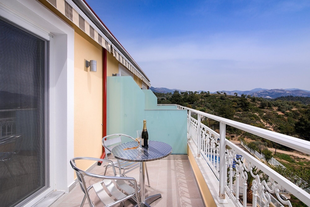 Deluxe Triple Room, Sea View photo 2