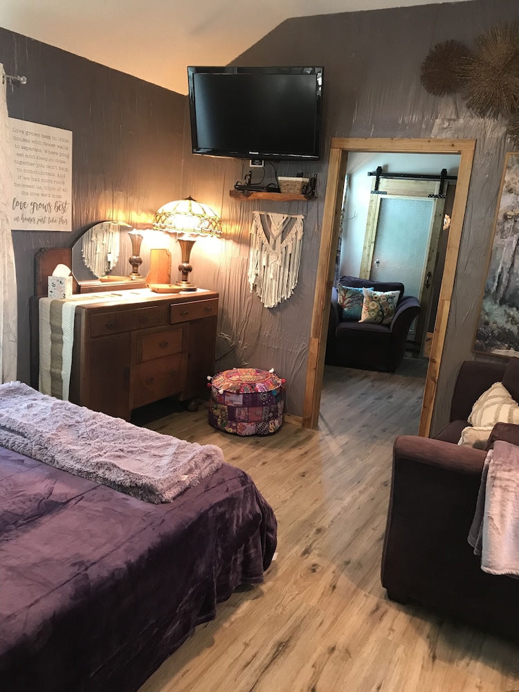 Romantic Cottage, 1 Queen Bed photo 1