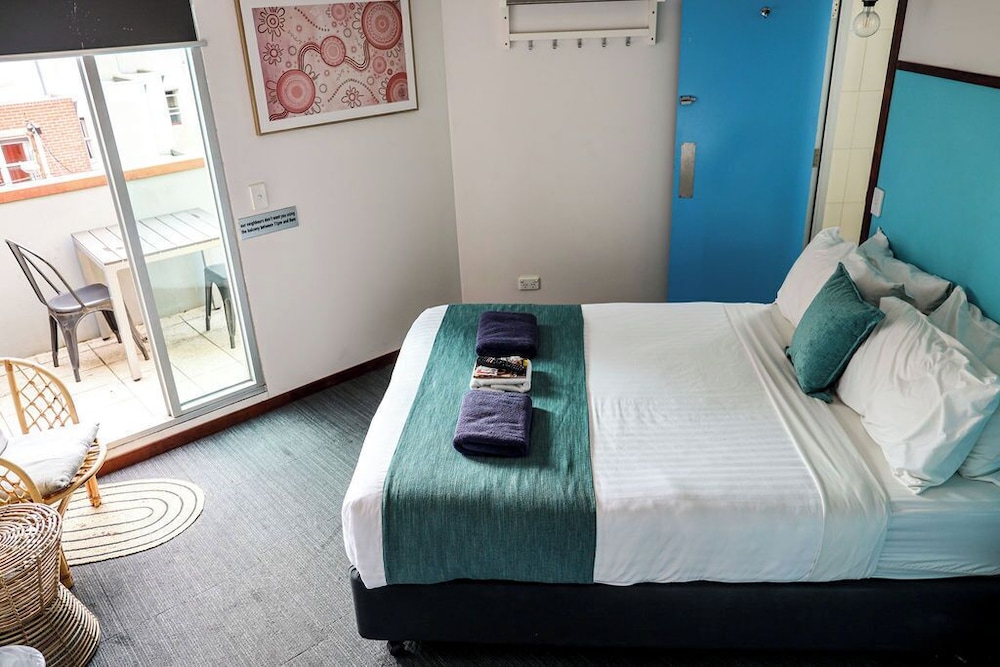 Private Queen Ensuite - Balcony - Photo 3