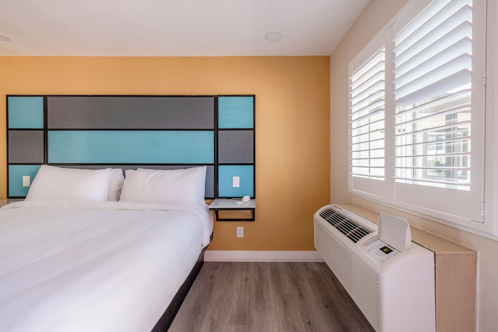 Room, 1 King Bed, Non Smoking - Photo 1