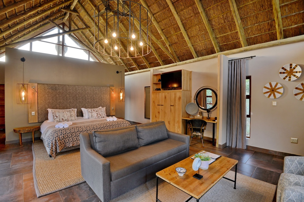 Luxury Suite, 1 King Bed, Hot Tub photo 1