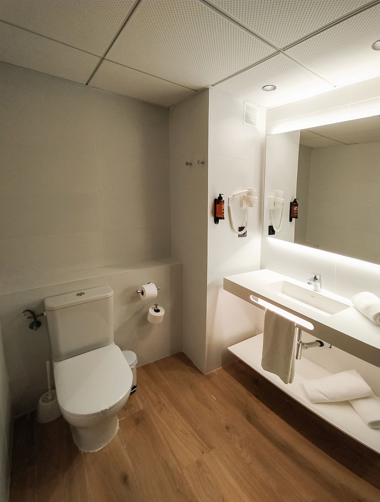 Quadruple Room (3 adults and 1 child) - Photo 5