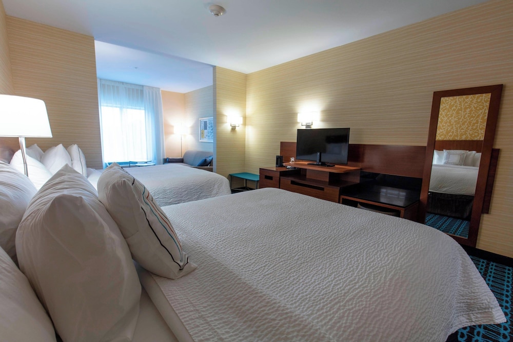 Suite, 1 King Bed with Sofa bed photo 2