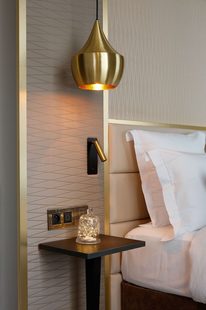 Queen Junior Suite thumbnail 5