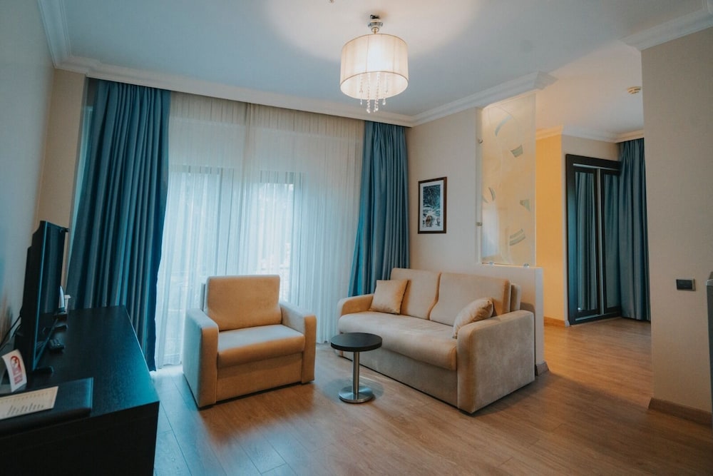 Junior Suite, 1 King Bed With Sofa Bed, Private Bathroom, Garden View photo 3