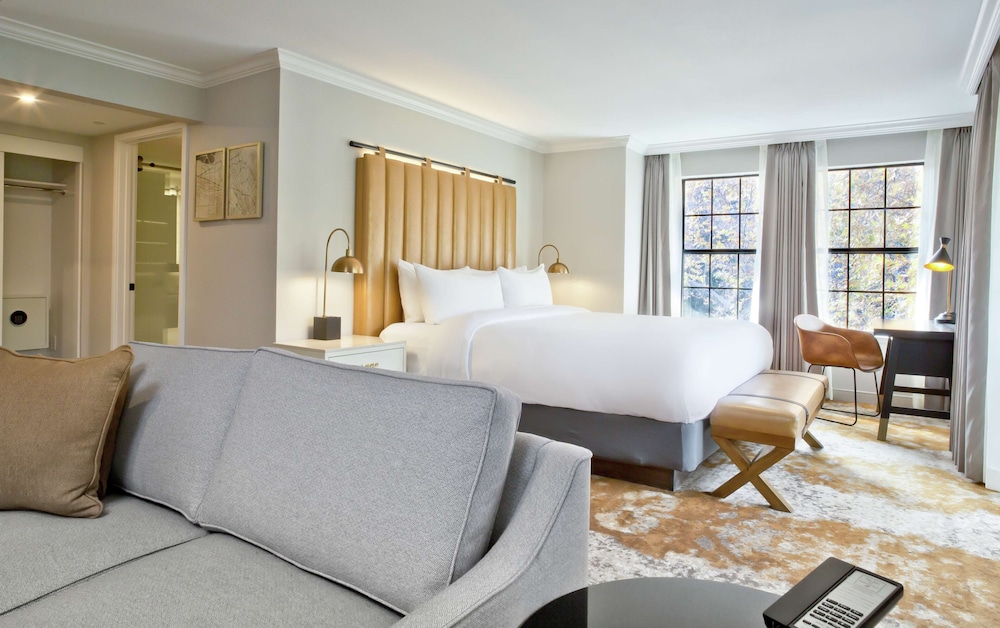 Junior Suite, 1 King Bed, Balcony photo 3