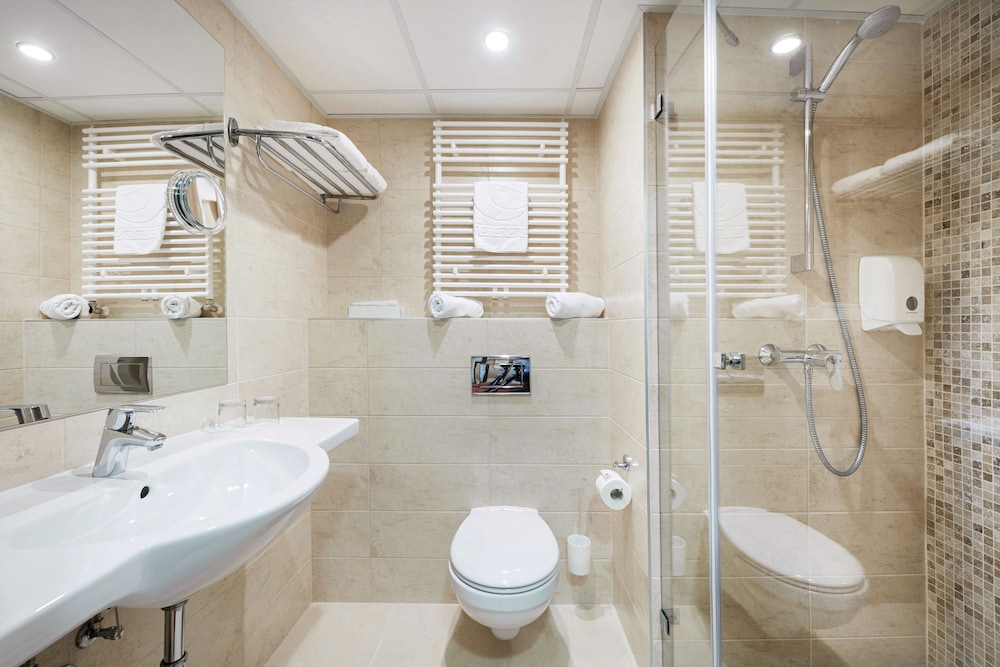 Standard Double or Twin Room thumbnail 5