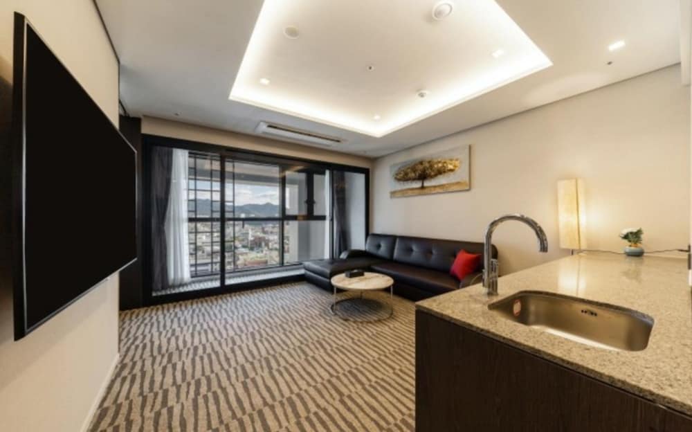 Suite, 1 Double Bed, Non Smoking - Photo 8