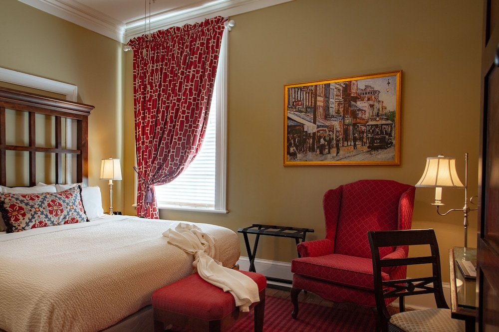 Classic Room, 1 King Bed photo 3