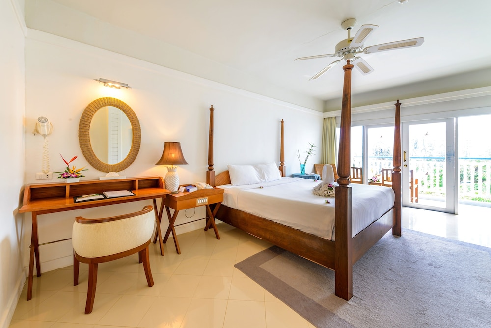 Deluxe Room, Bathtub, Pool View