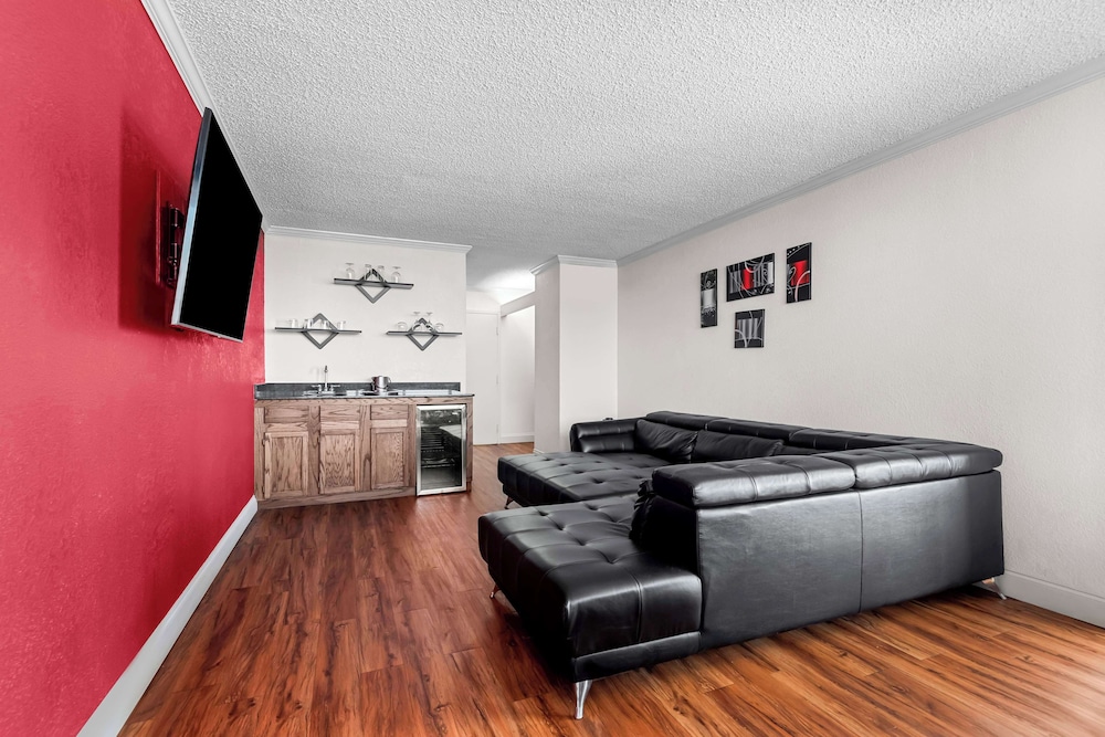 Suite, 1 King Bed, Non Smoking, Refrigerator & Microwave (Living Room) photo 2