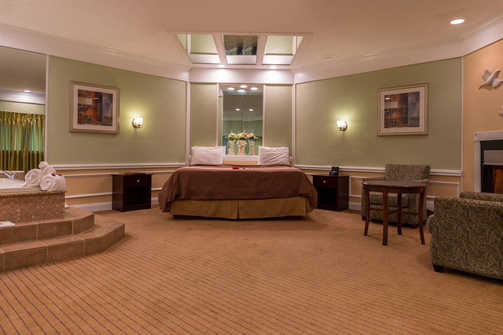 Deluxe Romantic Suite with Jetted Tub & Fireplace photo 2