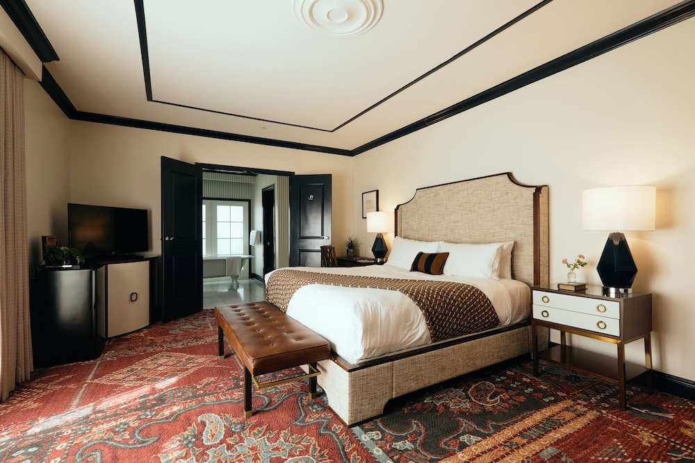 Premier Room, 1 King Bed photo 1