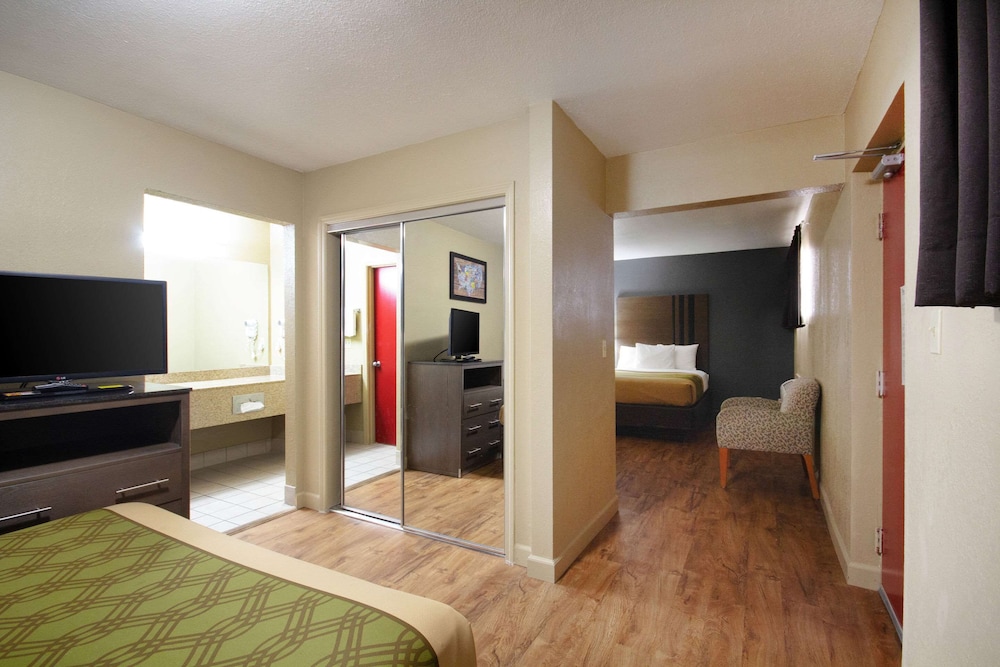 Suite, Multiple Beds, Non Smoking (3 Double Beds) - Photo 6