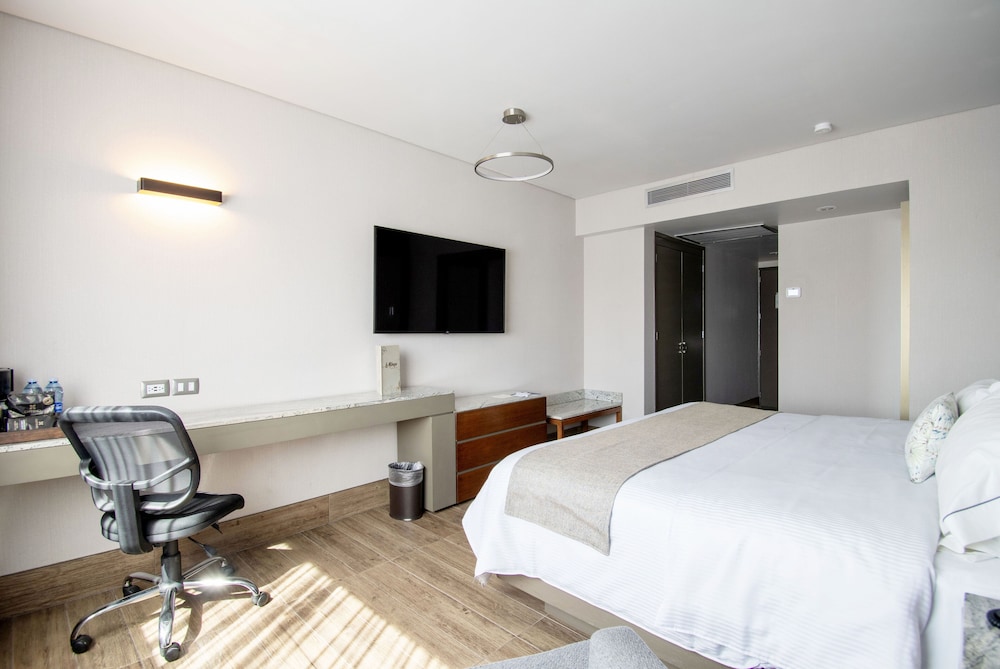 Executive Room, 1 King Bed - Photo 4