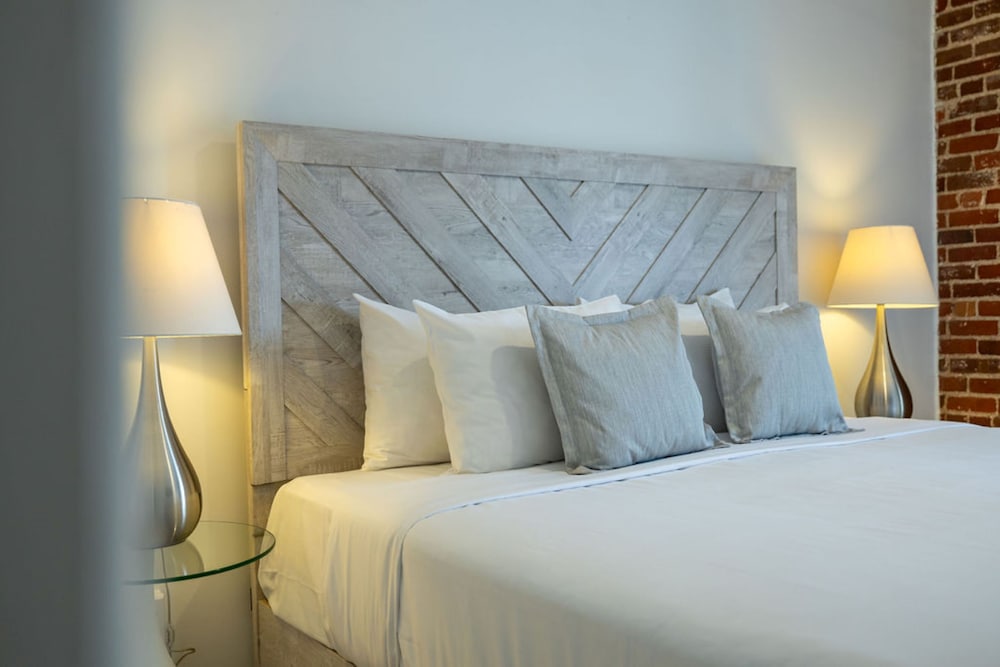 Superior Suite, 1 King Bed with 1 Queen Murphy Bed (no pet allowed)