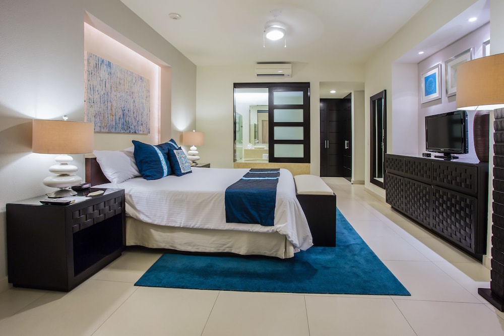 Two-Bedroom Suite 1 King Bed with 2 Double beds - Photo 1