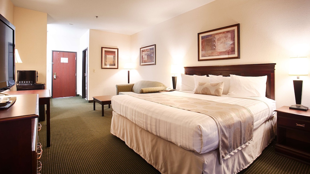 Standard Room, 1 King Bed with Sofa bed, Non Smoking, Refrigerator & Microwave (with Sofabed) - Photo 1