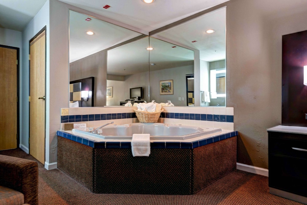 Suite, 1 King Bed, Accessible, Jetted Tub - Photo 2