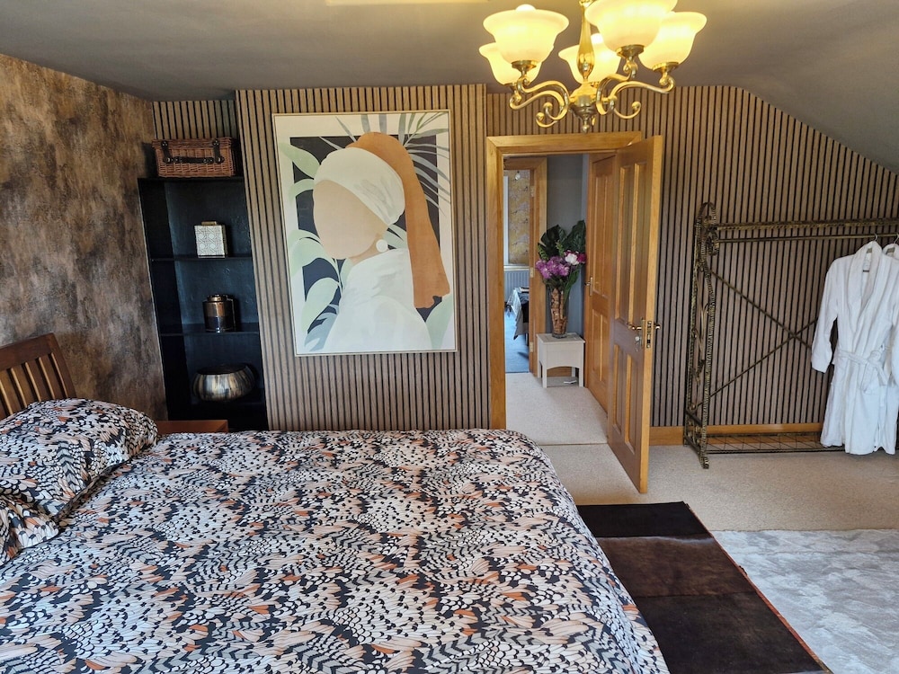 Deluxe Double Room, 1 King Bed, Non Smoking, Mountain View photo 3