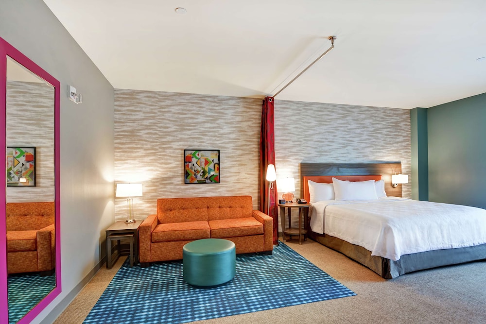 Suite, 1 King Bed, Accessible, Bathtub - Photo 2