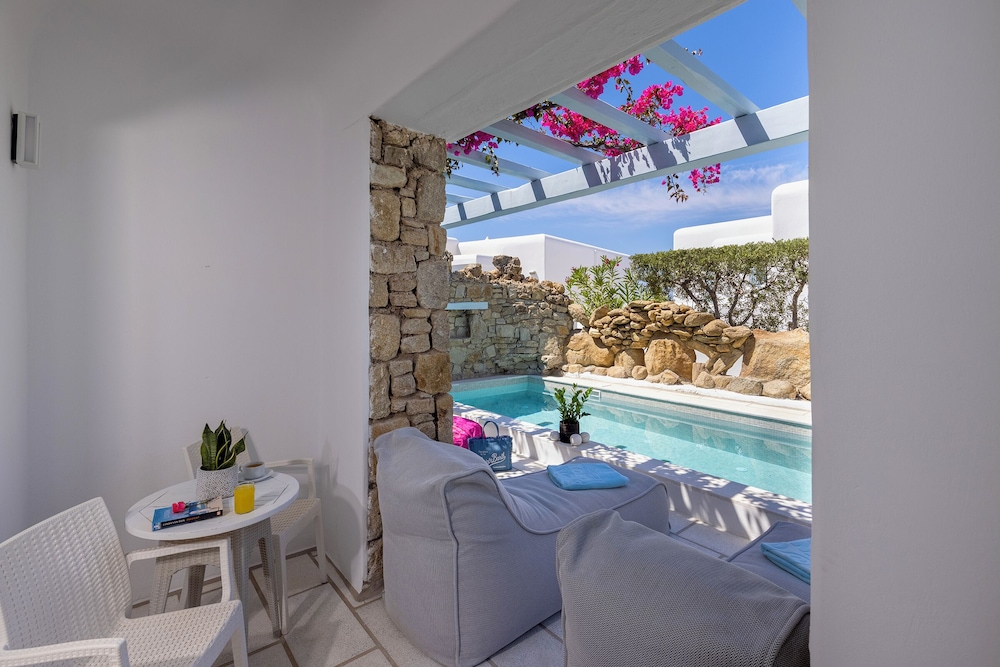 Signature Two Bedroom Suite with Private Pool & Garden View photo 2