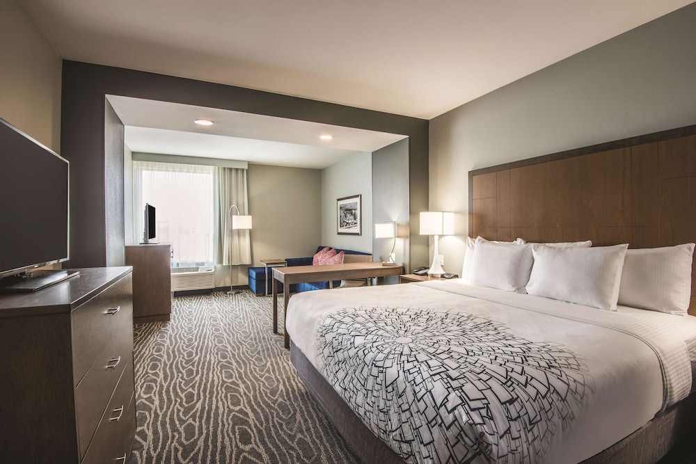 Deluxe Room, 1 King Bed, Non Smoking (Family, Various Views)