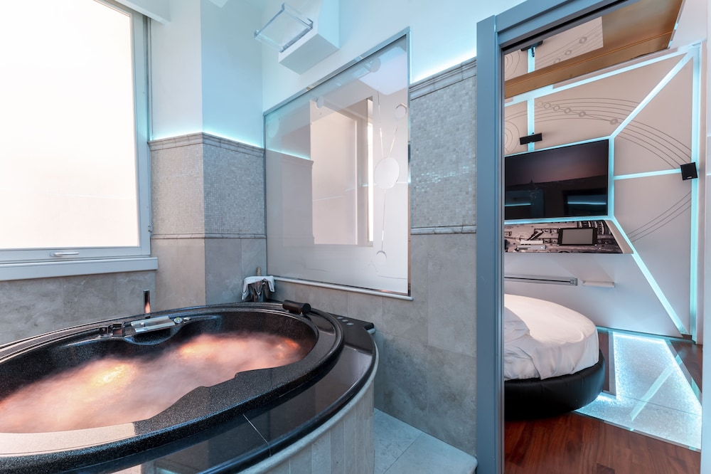 Junior Suite, Hot Tub thumbnail 6