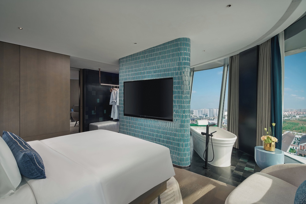 Suite, 1 King Bed, River View photo 1