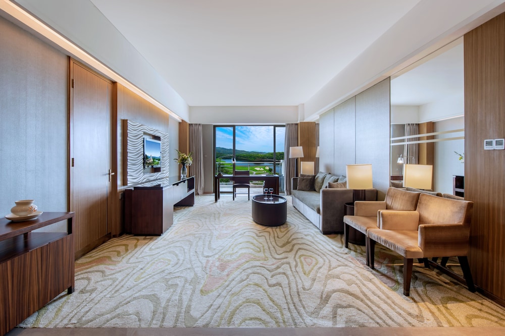 Grande Deluxe Suite With Lake View - Photo 3