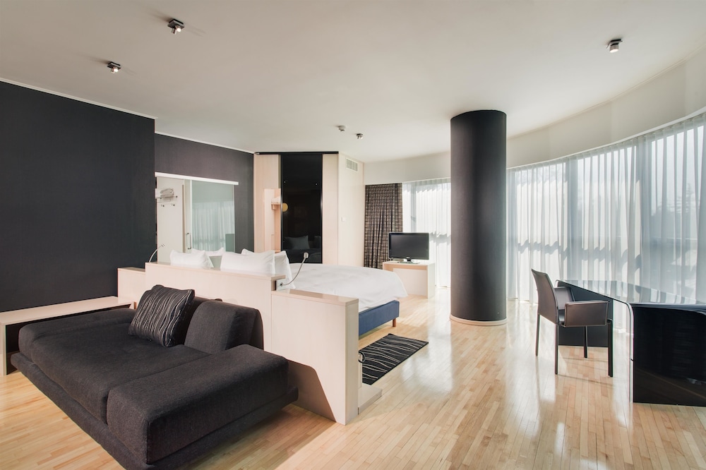 Suite, 1 King Bed, Non Smoking (Oval) photo 2