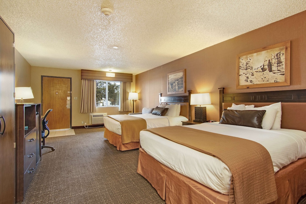 Suite, Multiple Beds, Refrigerator & Microwave, Courtyard View photo 2