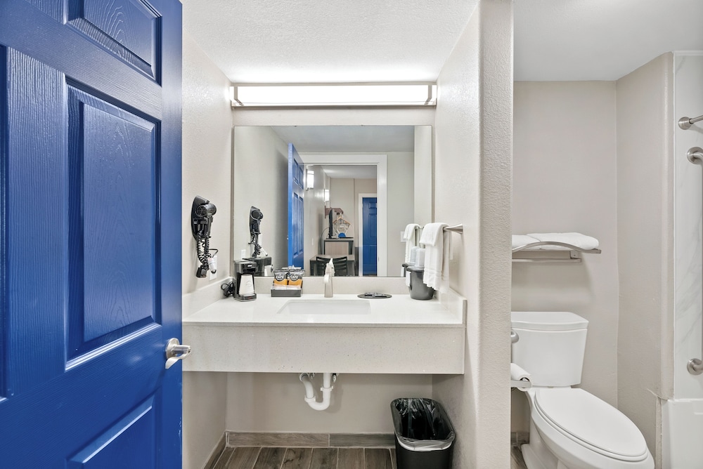 Standard Room, 1 King Bed, Mobility Accessible, Kitchenette - Photo 10